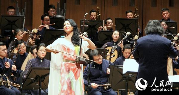 二胡演奏家馬曉暉與樂隊(duì)一起演奏《梁?！贰Ｓ浾?任彥攝