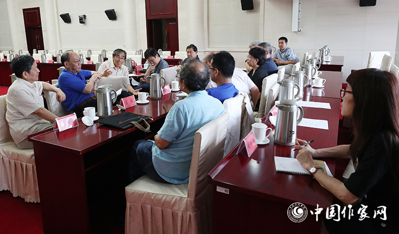 7月28日，全體會后文學(xué)翻譯獎(jiǎng)評獎(jiǎng)委會召開會議