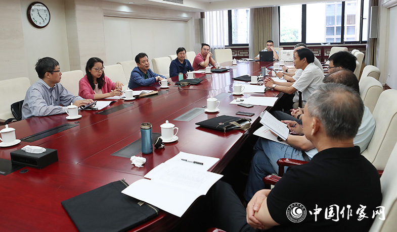 7月28日，全體會后中篇小說獎(jiǎng)評獎(jiǎng)委員會召開會議