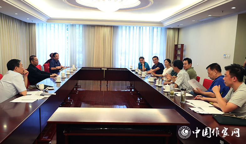 7月28日，全體會后報(bào)告文學(xué)獎(jiǎng)評獎(jiǎng)委員會召開會議