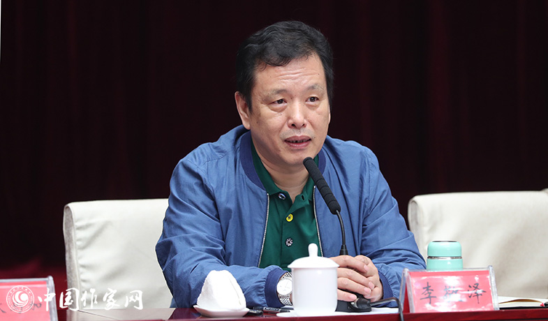 7月28日，李敬澤在全體會上就《魯迅文學(xué)獎(jiǎng)評獎(jiǎng)條例》和《評獎(jiǎng)細(xì)則》做講解說明