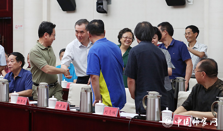 7月28日，錢小芊與評委們一一握手