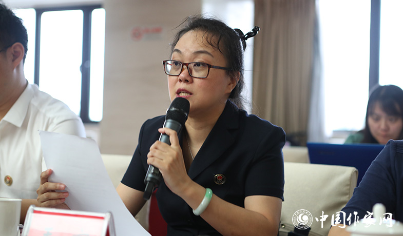 8月11日，公證處公證員在終評會上宣讀公證書