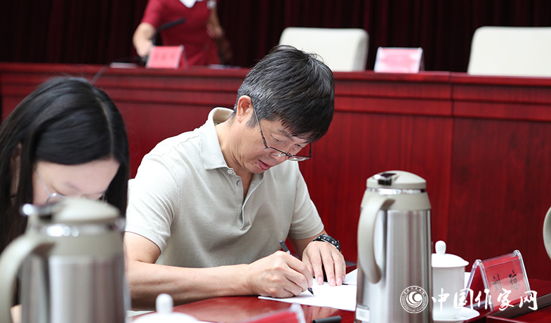 8月11日，紀(jì)監(jiān)組人員審核選票統(tǒng)計(jì)情況