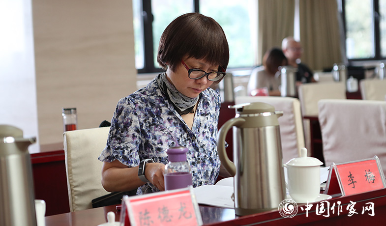 8月11日，紀(jì)監(jiān)組人員審核選票統(tǒng)計(jì)情況