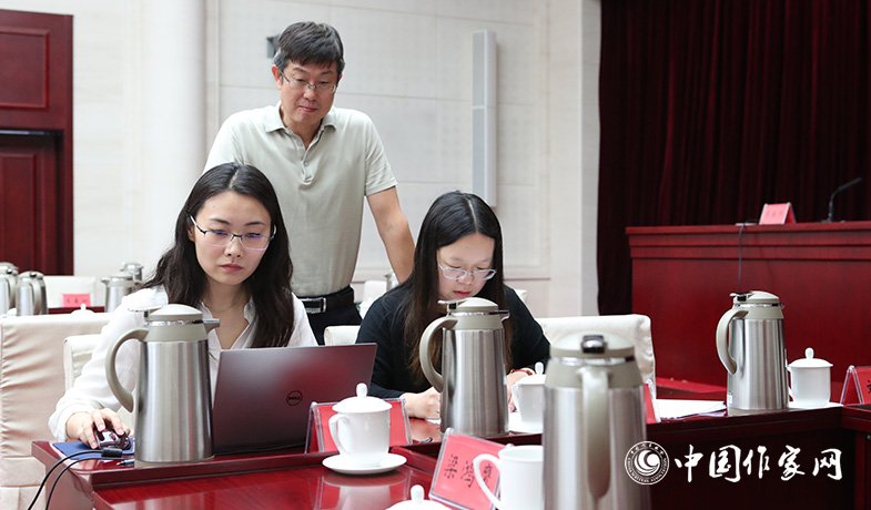 8月11日，聯(lián)絡(luò)員統(tǒng)計(jì)選票，紀(jì)監(jiān)組人員監(jiān)督工作