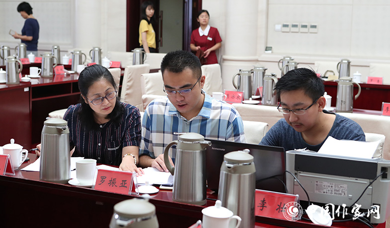 8月11日，聯(lián)絡(luò)員統(tǒng)計(jì)選票，紀(jì)監(jiān)組人員監(jiān)督工作