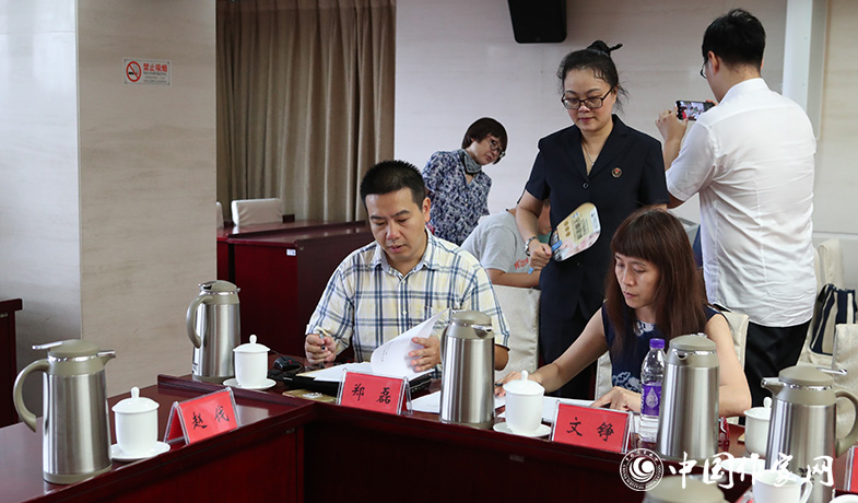 8月11日，聯(lián)絡(luò)員統(tǒng)計(jì)選票，公證處人員監(jiān)督工作