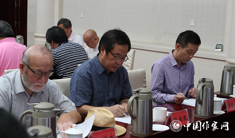 8月11日，評委們在終評會上填寫選票