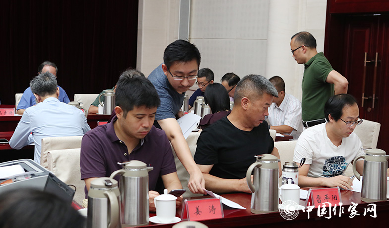 8月11日，聯(lián)絡(luò)員在向評委會收發(fā)選票