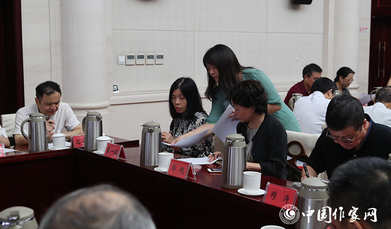 8月11日，聯(lián)絡(luò)員在向評委會收發(fā)選票