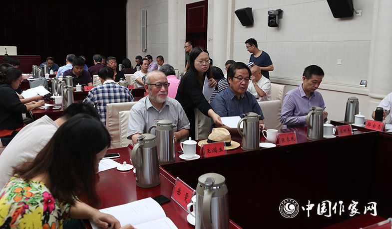 8月11日，聯(lián)絡(luò)員在向評委會收發(fā)選票