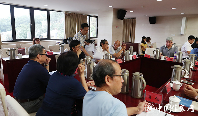 8月11日，聯(lián)絡(luò)員在向評委會收發(fā)選票