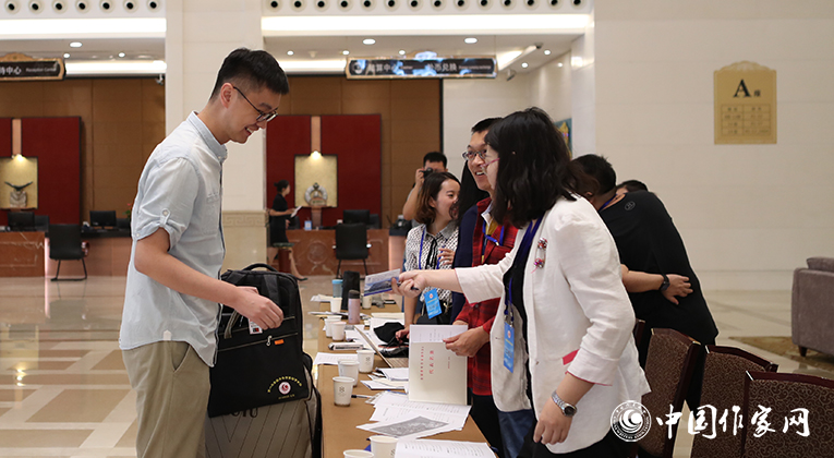 烈焰滔滔到達(dá)會(huì)場