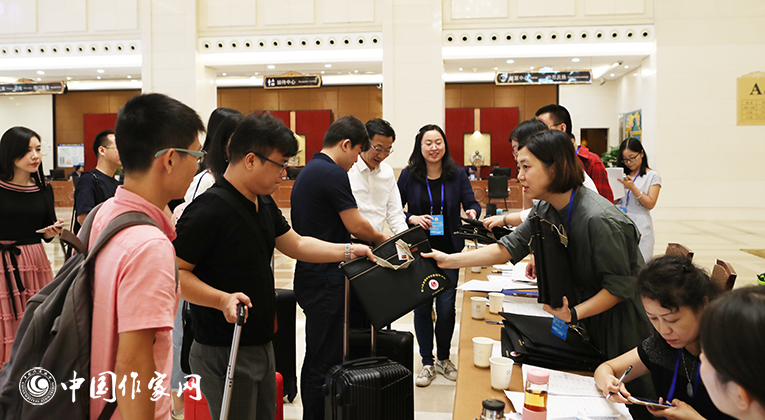 與會(huì)代表來到會(huì)場