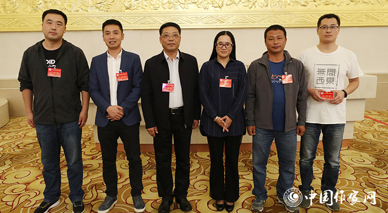 來，我們也合個(gè)影！