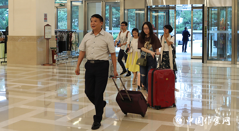 海南代表團(tuán)來到會(huì)場