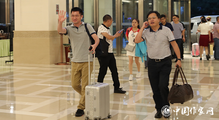 湖南代表團(tuán)來到會(huì)場