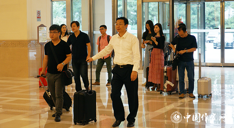 廣東代表團(tuán)來到會(huì)場