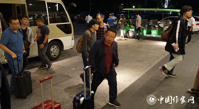 夜深了，青創(chuàng)會(huì)代表來到會(huì)場