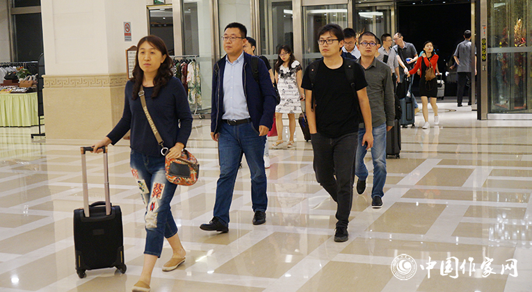 山東代表團(tuán)來到會(huì)場