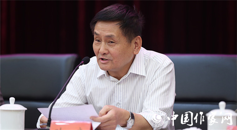 中國作協(xié)副主席葉辛代表老作家向與會(huì)青年作家寄語