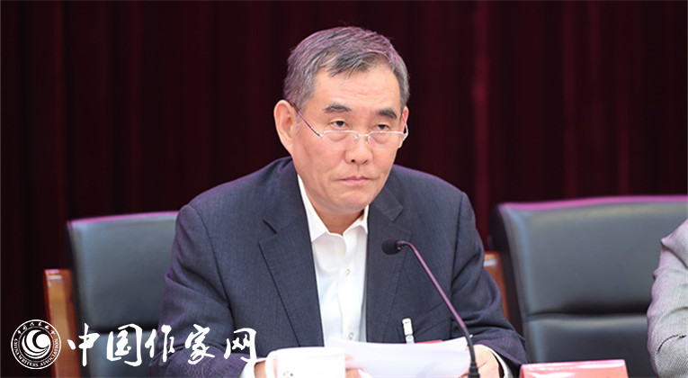 中國作協(xié)黨組書記、副主席錢小芊作報(bào)告