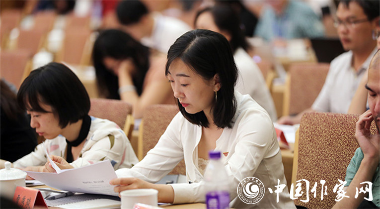 與會(huì)代表在開幕式現(xiàn)場