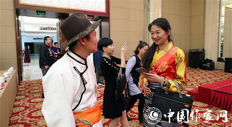 開幕式結(jié)束后，代表們合影留念