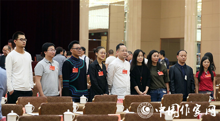 開幕式結(jié)束后，代表們合影留念