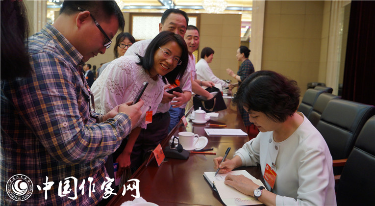 開幕式結(jié)束后，鐵凝為代表們簽名留念