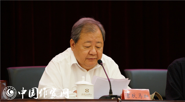 中國作協(xié)副主席吉狄馬加主持開幕式