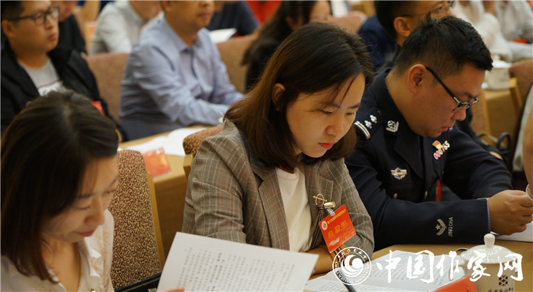 與會(huì)代表在開幕式現(xiàn)場