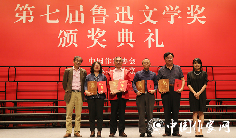 魯敏、陸健德為翻譯獎(jiǎng)獲獎(jiǎng)作家頒獎(jiǎng)