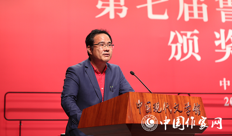 評委董強(qiáng)宣讀翻譯獎(jiǎng)授獎(jiǎng)辭