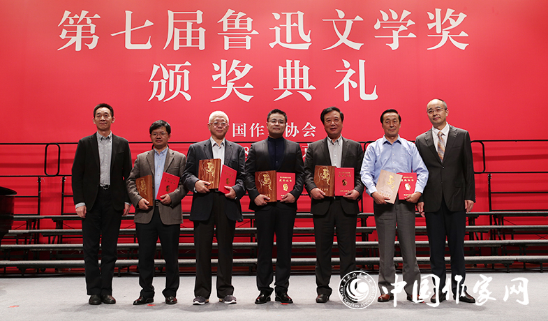 吳義勤、施戰(zhàn)軍為文學(xué)理論評論獎(jiǎng)獲獎(jiǎng)作家頒獎(jiǎng)