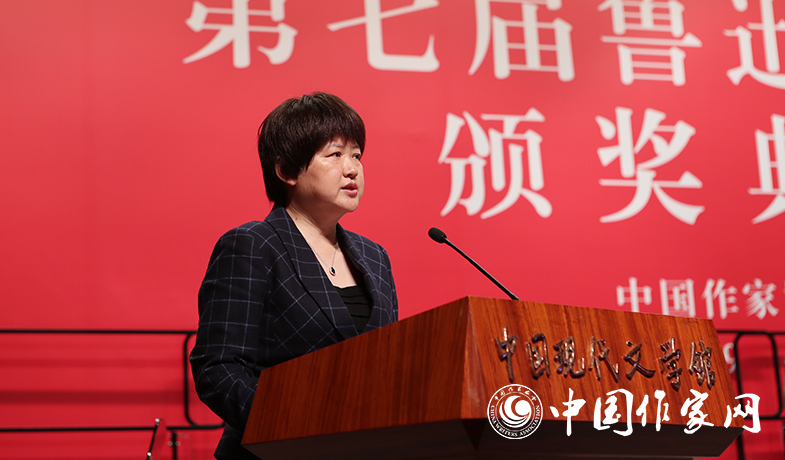 評委何向陽宣讀文學(xué)理論評論授獎(jiǎng)辭