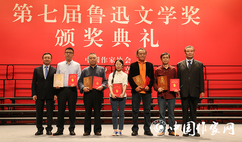 李冰、閻晶明為散文雜文獎(jiǎng)獲獎(jiǎng)作家頒獎(jiǎng)