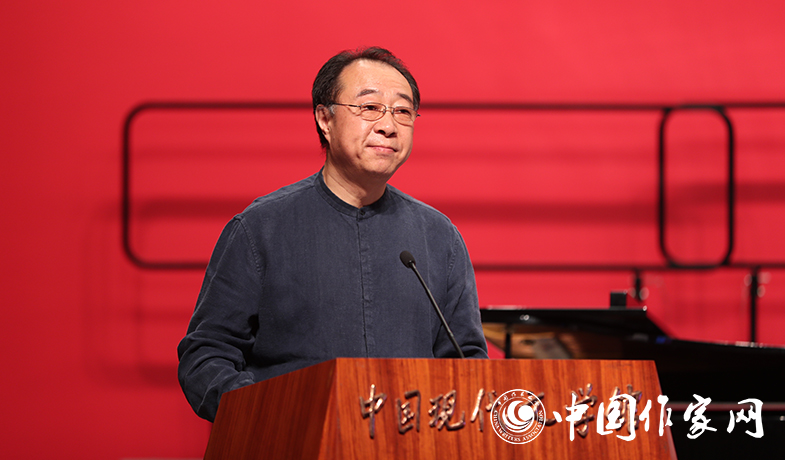 評委張銳鋒宣讀散文雜文獎(jiǎng)授獎(jiǎng)辭