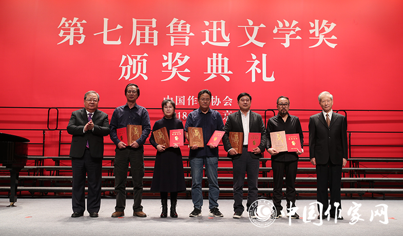 金炳華、吉狄馬加為詩歌獎(jiǎng)獲獎(jiǎng)作家頒獎(jiǎng)