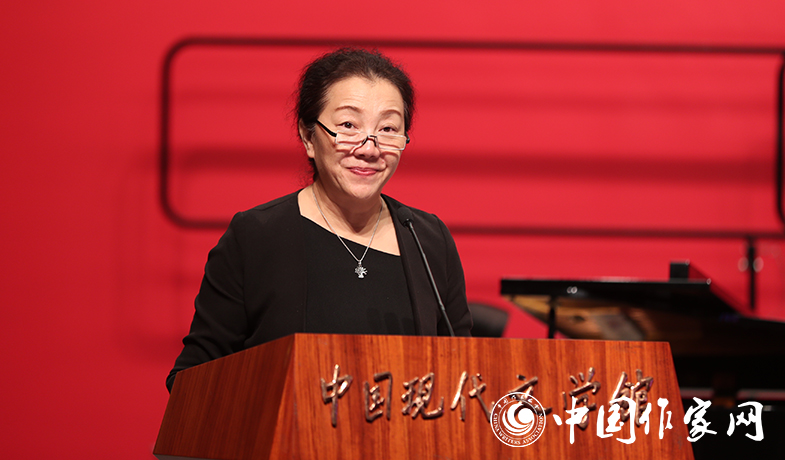 評委馮秋子宣讀報(bào)告文學(xué)獎(jiǎng)授獎(jiǎng)辭