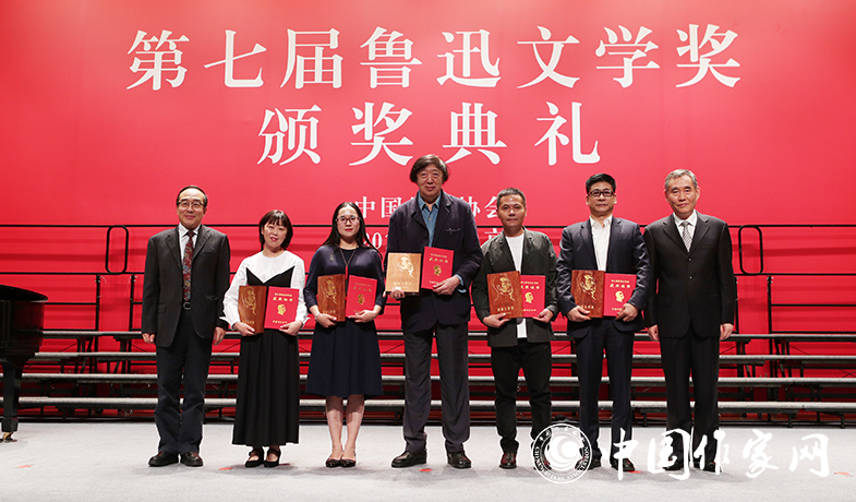 錢小芊、郭義強(qiáng)為短篇小說獎(jiǎng)獲獎(jiǎng)作家頒獎(jiǎng)