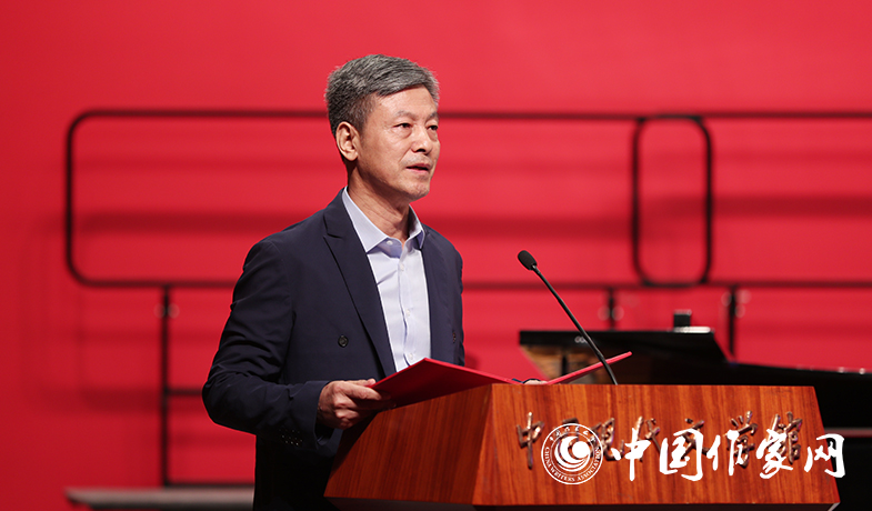 評委梁鴻鷹宣讀短篇小說獎(jiǎng)授獎(jiǎng)辭