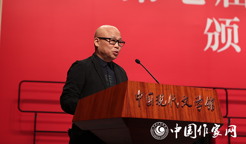 評委張檸宣讀中篇小說獎(jiǎng)授獎(jiǎng)辭