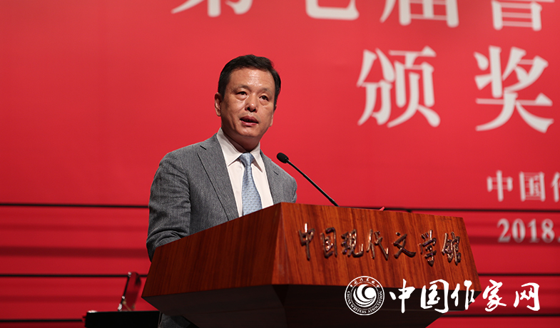 中國作協(xié)副主席李敬澤主持頒獎(jiǎng)典禮