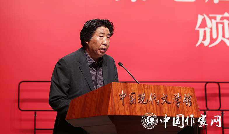 評委宗仁發(fā)宣讀詩歌獎(jiǎng)授獎(jiǎng)辭