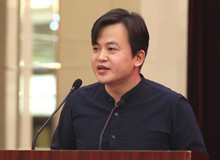 王威廉：人,時(shí)間的容器　　寫作的人在時(shí)間的蒼茫海面上需要看得更多、望得更遠(yuǎn)，才能帶給寫作真正的自由。[詳細(xì)]