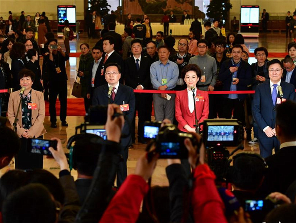 全國政協(xié)委員接受記者采訪。