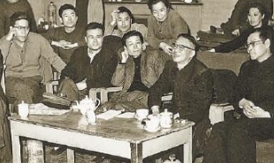 1963年4月2日，老舍（前排右二）觀看《茶館》排練后與演職人員交談