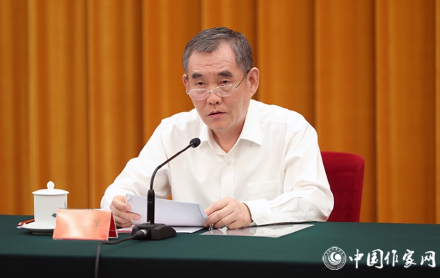 中國(guó)作協(xié)黨組書記、副主席錢小芊在會(huì)上發(fā)言